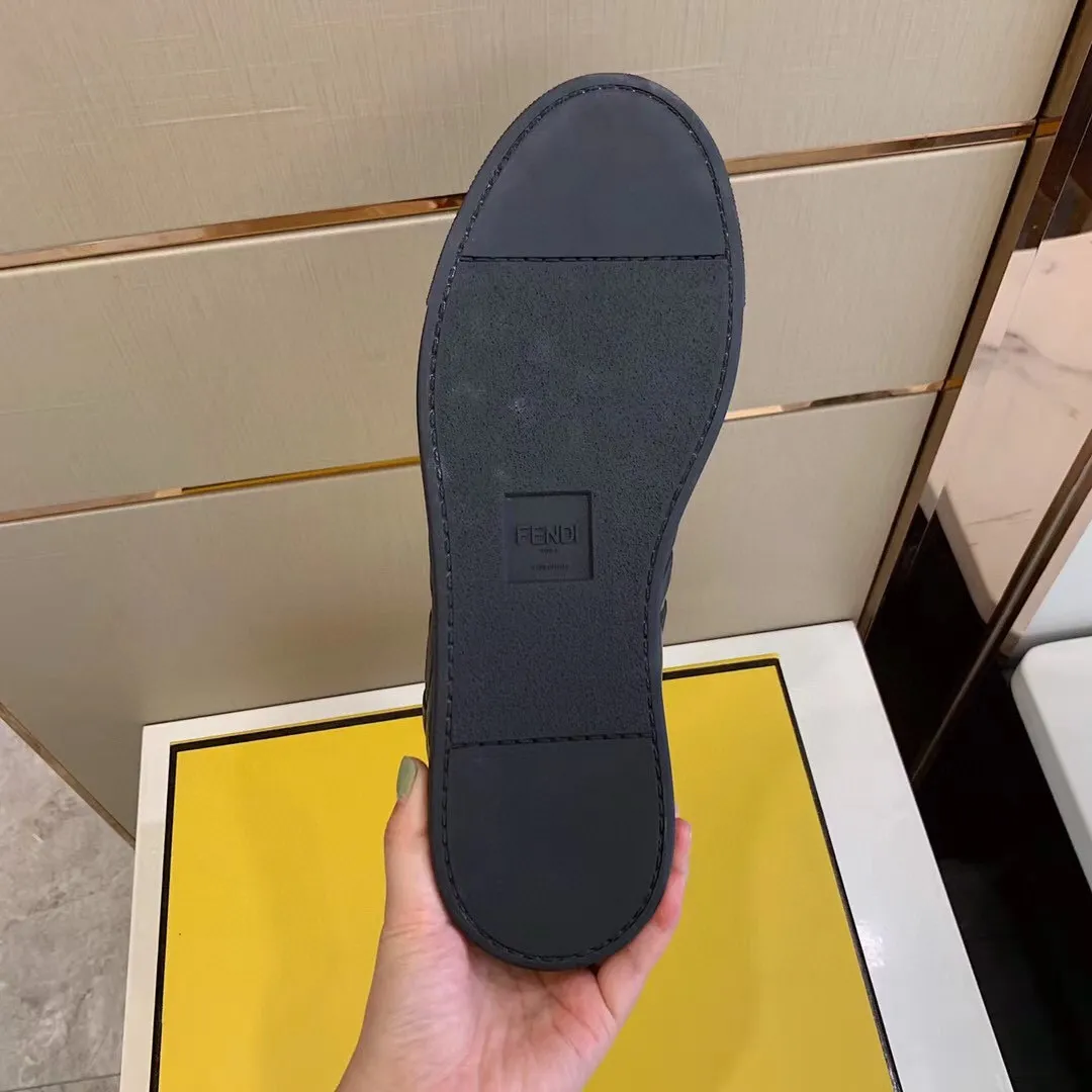 Factory Price: 400💰 Sun] FENDI Classic Comfort Men's, this sophisticated sneaker is handcrafted from soft calfskin. Mesh inner surface, ultra-light rubber material and rough outsole. This unique thin style is suitable for the casual and exquisite sensibility of this season. It is comfortable and natural on the feet. It is an everyday style for casual travel in autumn and winter! Code number: 38/44, customized 45